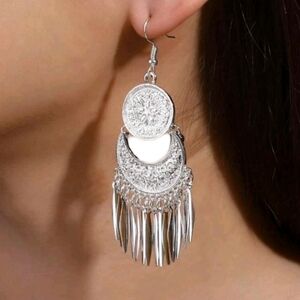 CLEARANCE*NWOT* Flower & Tassel Drop Earrings